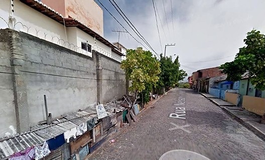 Muros dos condomínios; à esquerda, Green Village; à direita, Green Wide, Natal RN<br />Foto divulgação  [Google Earth]