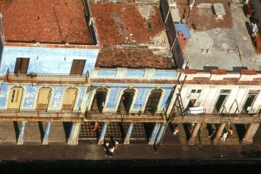 Avenida Belascoain, traçada no século XIX. Conservação precária dos prédios. Havana Centro<br />Foto Roberto Segre 