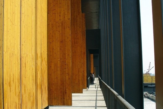 Museu de Arte Contemporânea de Ningbo, Ningbo, China, 2001-2005. Arquiteto Wang Shu<br />Foto Lu Wenyu  [Pritzker Prize]