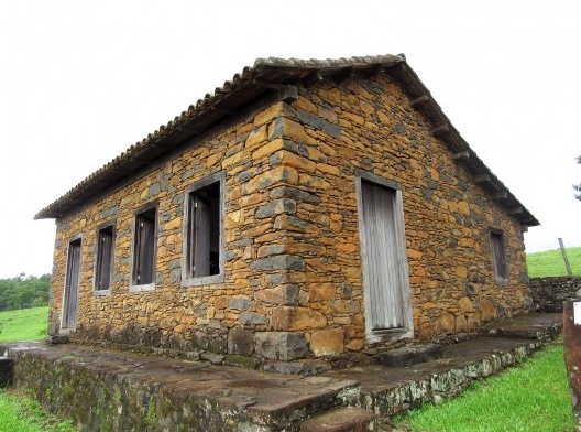 Muro corte e detonações de pedras