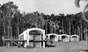 Vista frontal da casa Berlingieri (1947), de Antonio Bonet. Hitchcock, Henry-Russell. Latin american architecture since 1945, p.163