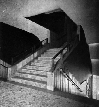 Escada, Cine Trianon (atual Cine Belas Artes), São Paulo<br />Autoria da foto não identificada  [Acrópole, n. 215, set. 1956, p. 448]