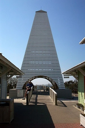Fig. 16: Obelisco, torre de 25,00m de altura, portal de acesso a praia. Projeto Leon Krier [Ópticos Design Inc Image file, 2008]