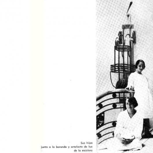 Ilustracción del libro, hijas del arquitecto junto a la baranda y artefacto de luz de la escalera<br />Divulgación 
