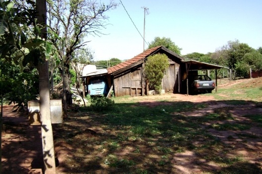 Ausência de fechamentos entre propriedades privadas vizinhas em Pitangueiras/PR [Acervo das autoras, 2009]