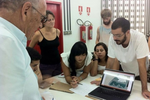 Oficina de Modelos, 11 de fevereiro, Marcos Acayaba discute com alunos como abordar a complexa ocupação do embasamento semienterrado do projeto para o MuBE<br />Foto Abilio Guerra 