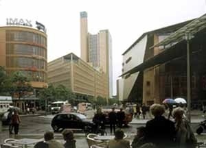 Potsdamer Platz: Daimler-Benz. Detalhe da Marlene-Dietrich-Platz. Da esquerda para a direita: IMAX -Theater (central de cinemas), debis AG (Headquarters do Grupo Daimler-Chrysler AG),e Spiellbank. Projetos de Renzo Piano.<br />Foto Maria de Betânia Cavalcanti 