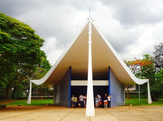 Igreja Nossa Senhora de Fátima, projeto de Oscar Niemeyer e painel de azulejos de Athos Bulcão, Brasília DF Brasil<br />Foto Josué Marinho  [Wikimedia Commons]