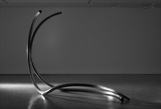 Maria Martins, escultura em aço inox, 300cm. José Resende [Paulo Darzé Galeria de Arte]