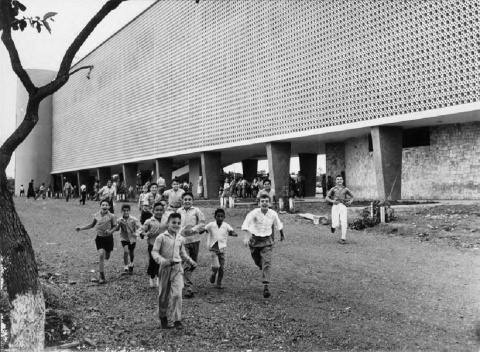 Crianças correndo em uma superquadra no dia da inauguração [Acervo Casa de Lucio Costa]