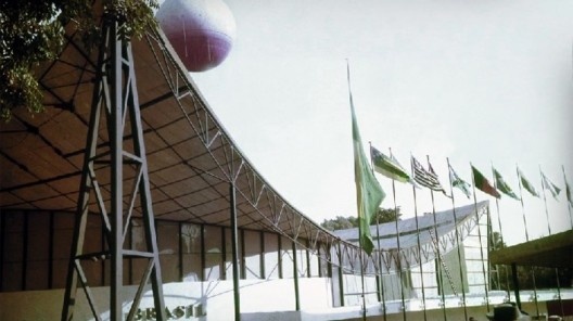 Pavilhão do Brasil, Exposição Internacional, Bruxelas, 1958. Arquiteto Sérgio Bernardes<br />Foto divulgação  [documentário <i>Bernardes</i>]