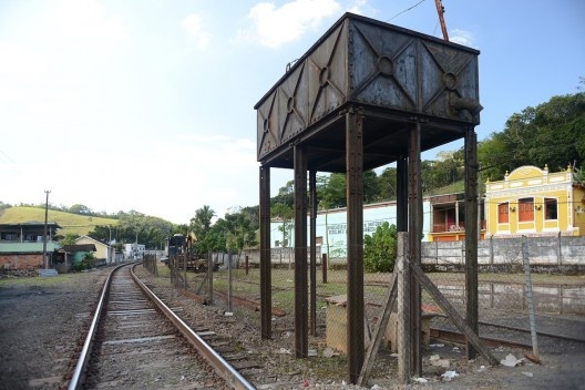 Reservoir water on metal structure in the railway, and the background with buildings of cultural interest<br />Foto Fábio Lima 