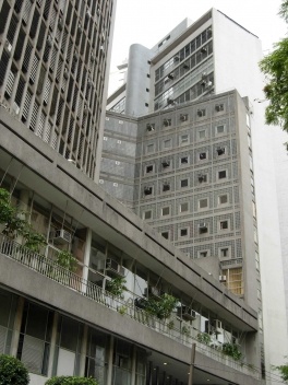 Em primeiro plano o Edifício Itália e, ao fundo, fachada posterior do Edifício Copan<br />Foto Carlos M. Teixeira