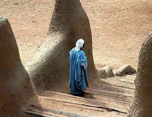Figura 11 – Gran Mezquita de Djenné, Mali. Escalera de acceso [www.dogon-lobi.ch]