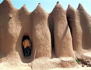 Figura 15 – KougKon, Mali. Edificación para culto (¿?) [www.dogon-lobi.ch]