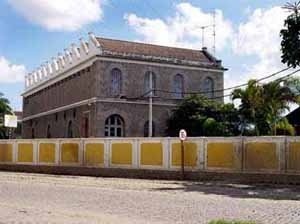  Armazéns e antigas oficinas da Cia Docas de Santos, construídas com o excedente de pedras do desmanche do Morro de Outerinhos para a construção do cais