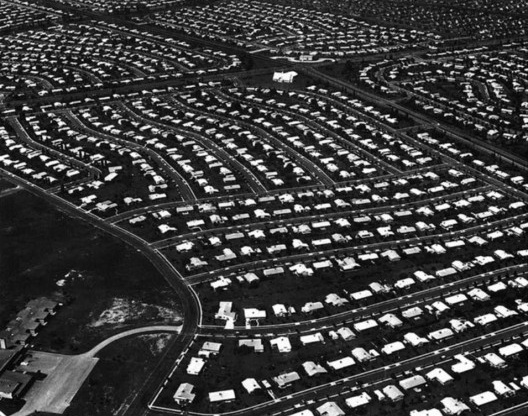 Vista aérea do subúrbio Levittown, Pennsylvania, Estados Unidos<br />Foto Shauni  [Wikimedia Commons]
