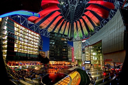 Fórum central do Sony Centre, Potsdamer Platz, Berlim<br />Foto Jaime Ardiles-Arce  [Wikimedia Commons]