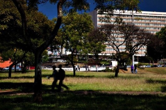 Super-quadra, Brasília DF, projeto urbanístico de Lúcio Costa, coordenação de projetos e obras de Oscar Niemeyer<br />Foto Nelson Kon 