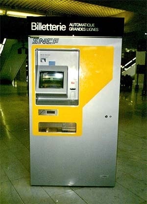 Máquina de auto-atendimento. Venda de bilhetes de trem, Paris, França, 1996