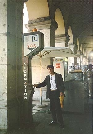 Totem eletrônico com informações turísticas, Nice, França, 1996