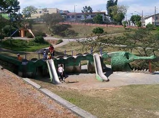 Jacaré, brinquedo de Elvira de Almeida, Parque Regional da Criança, Santo André SP<br />Foto Ana Luzia Ribeiro Mello, 04 ago. 2007  [dissertação “O brinquedo do parque”]