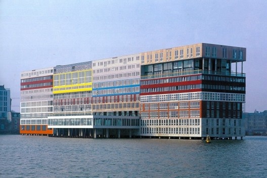 Conjunto habitacional e de escritórios Silodam, 1995-2002, Amsterdã, Holanda. Escritório MVRDV<br />Foto divulgação  [Vitruvius / Cortesia Escritório MVRDV]