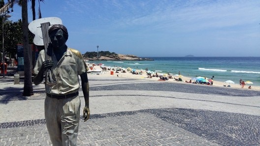 Estátua em homenagem ao compositor Tom Jobim no Arpoador, Rio de Janeiro RJ<br />Foto VinnyWiki, 8 dez. 2016  [Wikimedia Commons]
