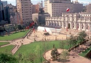 Praça da Constituição na frente do palácio de La Moneda, Santiago de Chile, 1985. Arqs. Undurraga & Deves<br />Foto Segre 