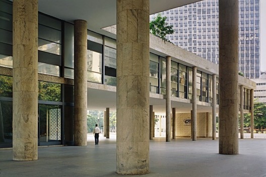 Ministry of Education and Health, later Education and Culture, Rio de Janeiro RJ Brasil, 1936-1945. Architects Lúcio Costa, Oscar Niemeyer, Affonso Eduardo Reidy, Jorge Moreira, Carlos Leão and Ernani Vasconcellos<br />Foto/Photo Nelson Kon 