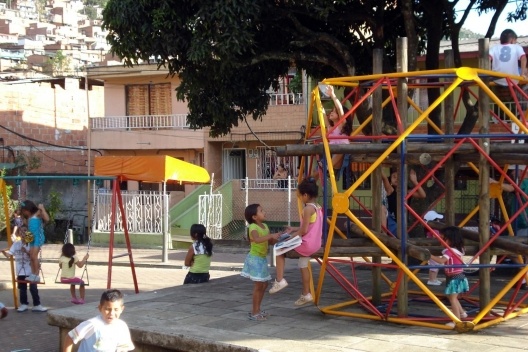 Espaço público com playground<br />Foto Noemi Zein Teles 