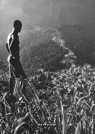 Michael e a paisagem. Favela da Rocinha, Rio de Janeiro<br />Foto divulgação  [Imagem da capa]