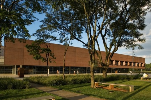 Biblioteca São Paulo, Parque da Juventude, São Paulo. Escritório Aflalo & Gasperini (arquitetura), Dante Della Manna (interiores) e Univers Design (design gráfico)