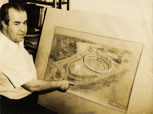 Diógenes Rebouças apresentando desenho do Estádio Fonte Nova, 17 de maio de 1969<br />Foto divulgação  [Acervo CEAB/FAUFBA]