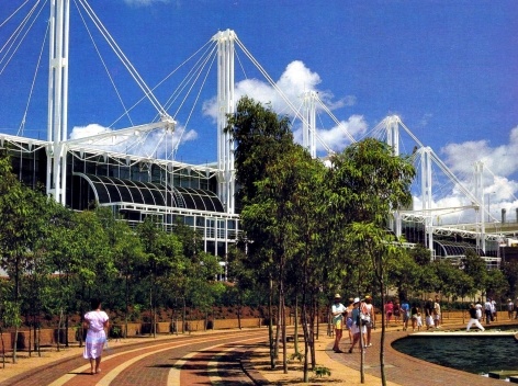 Figura 7 – O novo centro de exposições em Darling Harbor, área recuperada do porto de Sidney, Australia. Arquiteto Philip Cox [In The Architectural Review # 1106, abril 1989]