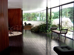 Interior, vista do estar para o jantar e escada de acesso ao pavimento inferior [do autor]