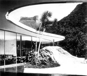 Vista da varanda frontal para a pedra da Gávea, foto antiga [Fundação Oscar Niemeyer]