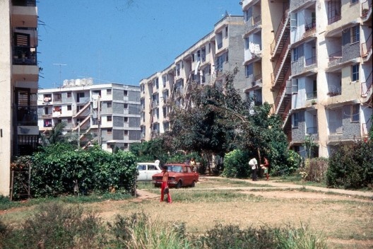 Plano geral e prédios de apartamentos construídos pelo Sistema da Microbrigada. Alamar, anos 70s. O carro amarelo era de Segre<br />Foto Roberto Segre 