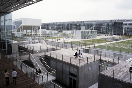 Universidade Municipal de Saitama, Koshigaya, Japão, 1999. Arquiteto Riken Yamamoto<br />Foto cortesia Riken Yamamoto & Field Shop  [Pritzker Prize]