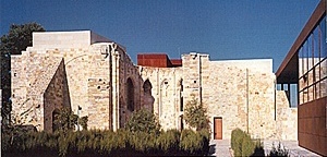 Figura 8 - Vista desde o espaço aberto onde existiram as naves da antiga Igreja, com a cabeceira ao fundo