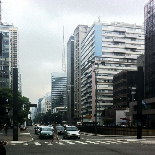Homem atravessando faixa de pedestres, São Paulo<br />Foto Abilio Guerra 