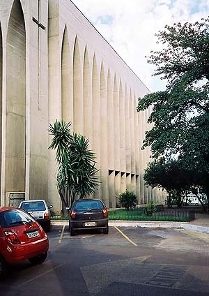 Catedral de Dom Bosco, Brasília. A catedral espacializa a convivência do público e do sagrado<br />Foto Raphael David 