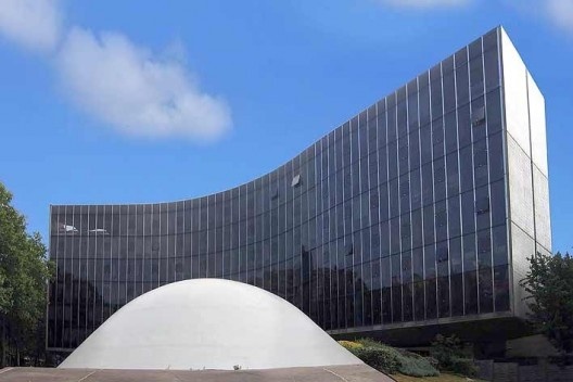Sede do Partido Comunista, Paris. Arquiteto Oscar Niemeyer<br />Foto Victor Hugo Mori 