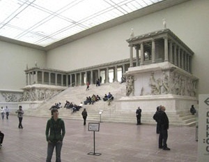 Figura 6. O Altar de Pergamon, Museu Pergamon, Berlim<br />Foto Luiz Antonio Lopes de Souza, 2009 