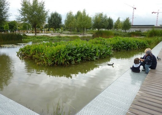 Martin Luther-King Park offers an array of ambiances combining biodiversity, water natural drainage and filtration, recreation and vegetable garden for school students. <br />Foto Cecilia Herzog 