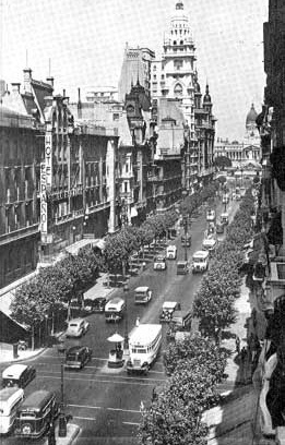 Buenos Aires, Avenida de Mayo. Vista en el pasado. Tarjetas Postales en archivo M.I.P.R. Reproducción parcial en blanco y negro con fines estrictamente culturales.