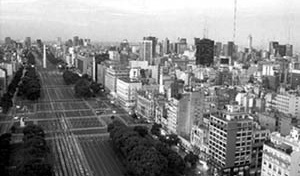 Buenos Aires, Avenida 9 de Julho, vista atual. Cartões Postais do Arquivo M.I.P.R. Reprodução parcial em preto e branco com fins estritamente culturais