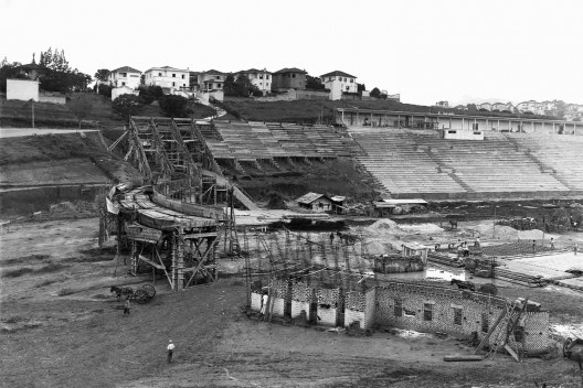 Estádio e complexo poliesportivo do Pacaembu, construção, São Paulo, anos 1940<br />Foto divulgação  [Acervo FAU USP / livro <i>Museu do Futebol</i>]