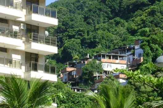 registro da proximidade entre as construções no Rio de Janeiro<br />foto Helena Câmara Lace Brandão 