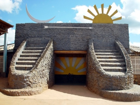 Porta do Templo do Amanhecer (visão frontal)<br />Foto Marcelo Reis  [Acervo Iphan]